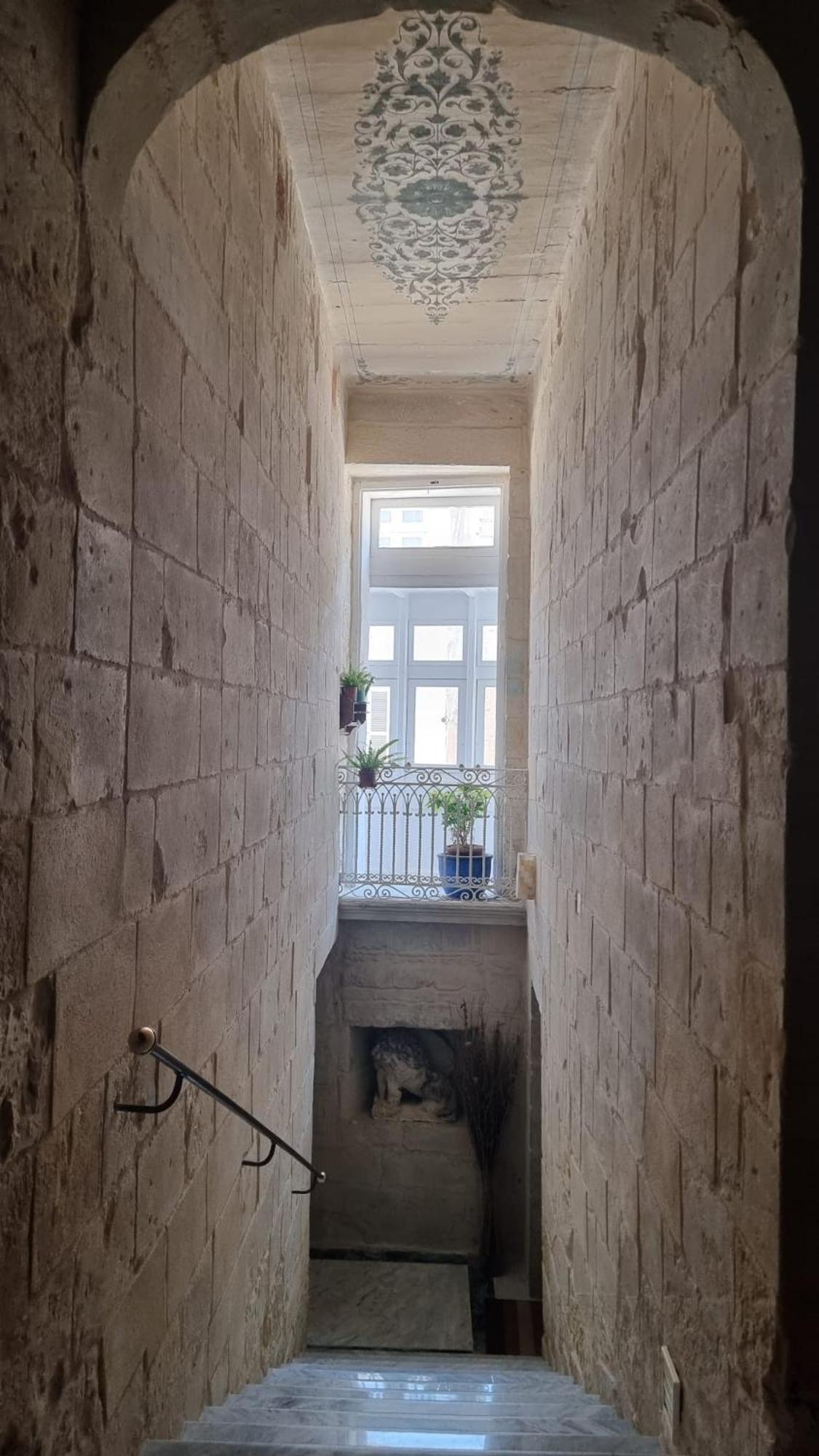 Servants' Quarters Studio Apartment Валета Екстериор снимка